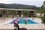 Holiday house with a swimming pool Bol