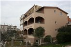 Apartments by the sea Okrug Gornji