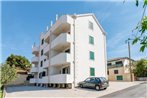 Apartments with a parking space Supetar