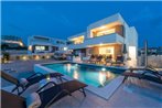 Dino modern & luxury ap with a pool for 6