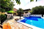 Family friendly house with a swimming pool Brela