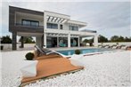 Villa Barako Prestige - 4 Bedroom Villa - Very Modern Interior - WiFi and Air Conditioning